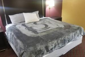 Postel nebo postele na pokoji v ubytování Hotel 2 Queen Beds Hotel Room 208 Wi-Fi Room Booking