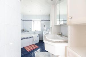 Un baño de HOF-AREAL Südsteiermark Dein Ort für Poltergruppen & Hochzeiten 29 fotos más