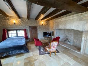 Televízia a/alebo spoločenská miestnosť v ubytovaní Maison de village, charme et confort