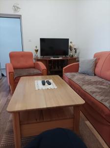 塞拉耶佛的住宿－Apartman Meka，客厅配有两张沙发和一张咖啡桌