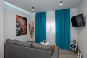 ein Wohnzimmer mit Couch und Fernseher in der Unterkunft Apartment Viktorija in Dubrovnik