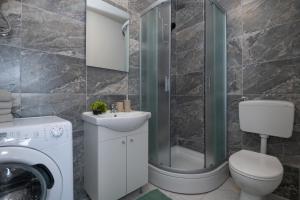 ein Badezimmer mit Toilette, Waschbecken und Dusche in der Unterkunft Apartment Viktorija in Dubrovnik