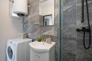 ein Badezimmer mit Toilette, Waschbecken und Dusche in der Unterkunft Apartment Viktorija in Dubrovnik