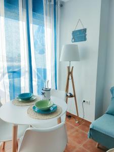 een witte tafel met twee borden op een kamer bij El Mirador de Torremari - Nudista - Vera playa in Vera +26 foto's
