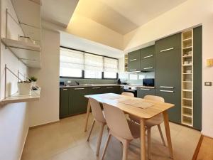 Η κουζίνα ή μικρή κουζίνα στο Luxury beachfront apt - quite area, 100 sqm +11 φωτογραφίες