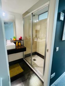 a bathroom with a glass shower and a sink at Loft Confort in Alcalá de Henares