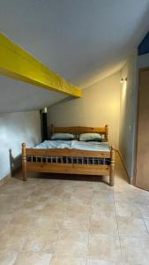 ein Schlafzimmer mit einem Holzbett in einem Zimmer in der Unterkunft Ferienhaus Gare de Mareuil 