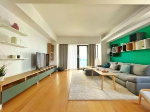 Μια τηλεόραση ή/και κέντρο ψυχαγωγίας στο Luxury beachfront apt - quite area, 100 sqm