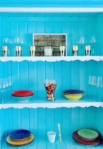 een blauwe muur met borden en kommen op een plank bij El Mirador de Torremari - Nudista - Vera playa in Vera