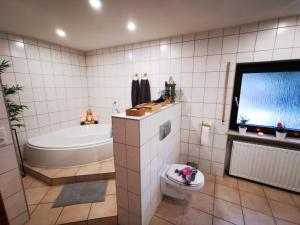 Koupelna v ubytování FeWo Pfälzer Felsenlandschaft + 35 fotografií