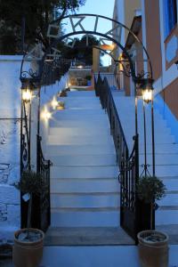 un conjunto de escaleras con luces encendidas en Dorian Hotel en Symi