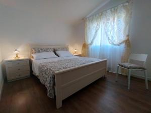 een slaapkamer met een groot bed en een raam bij stella marina in Porto Recanati