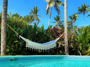 拉斯特拉納斯的住宿－Caribbean Beach Villa Playa Bonita Las Terrenas，度假酒店游泳池畔的吊床