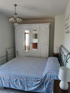 una camera da letto con un grande letto con copriletto blu di Francigena sul lago a Montefiascone