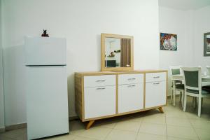 都拉斯Apartament Casas del Mar的厨房配有梳妆台、镜子和冰箱