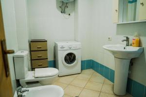都拉斯Apartament Casas del Mar的配有洗衣机和水槽的浴室