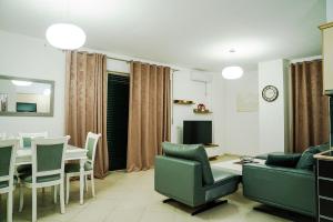 都拉斯Apartament Casas del Mar的带沙发的客厅和餐厅