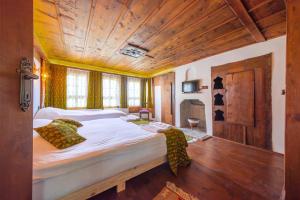 a large bed in a room with a wooden ceiling at Şerbetçi Garden Konak in Safranbolu