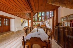 a large dining room with a long table and chairs at Şerbetçi Garden Konak in Safranbolu