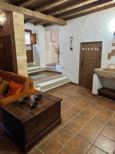 ein Wohnzimmer mit einem Sofa und einem Tisch in der Unterkunft Maruan Heaven in Marvão