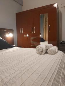 1 dormitorio con 1 cama con toallas en Tarija House, en Tarija