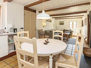 eine Küche und ein Wohnzimmer mit einem Tisch und Stühlen in der Unterkunft Holiday home Ebberup VI in Ebberup