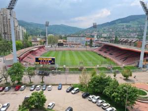 Blick auf ein Baseballstadion mit Parkplatz in der Unterkunft Bilino polje in Zenica