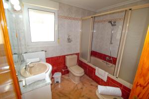 a bathroom with a toilet and a sink and a shower at Great villa, Sea views, 20 secs walk to the beach, BBQ, 9 people, 5 mins car from Alicante city center, sailing club 3 mins walk in Alicante +48 photos