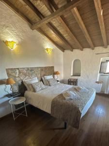 1 dormitorio con 1 cama grande y suelo de madera en Maruan Heaven en Marvão