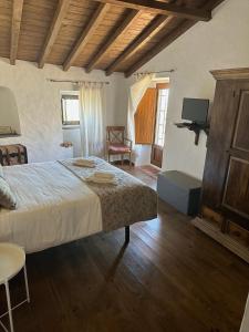 ein Schlafzimmer mit einem Bett und einem TV in einem Zimmer in der Unterkunft Maruan Heaven in Marvão