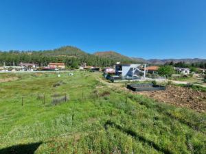 een grasveld met een huis op de achtergrond bij Marmaristeki Eviniz 