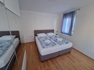 Postel nebo postele na pokoji v ubytování Apartments Vedran