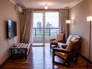 サン・ミゲル・デ・トゥクマンにあるMIRADOR PANORAMICO-DEPTO TUCUMANのリビングルーム(椅子2脚、ソファ、テレビ付)