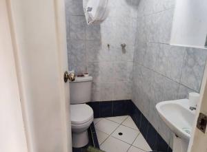 een kleine badkamer met een toilet en een wastafel bij Casa Artesana in Cuzco