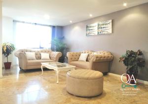 Sala de estar con 2 sofás y mesa de centro en Quality Apart, Exclusive Penthouses en Cuenca
