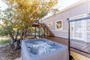 Gallery image of Walnut Horizon Tiny Home With Hot Tub! in Luckenbach