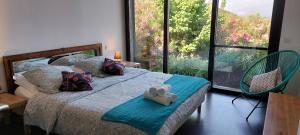 une chambre avec un lit avec deux animaux en peluche dessus dans l'établissement La baie des anges, à Porto-Vecchio