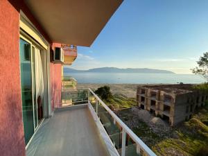 Un balcón de una casa con vista al mar. en Sea View Vlora, en Vlorë