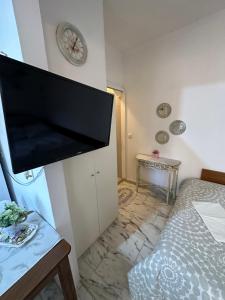 1 dormitorio con TV de pantalla plana en la pared en Mon Repo Studio Corfu Old Town en Análipsis