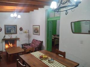 sala de estar con mesa y puerta verde en Don Luis Bueno in 