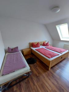 um quarto com 2 camas e uma janela em Apartments Harbour Apartments Höri 50m vom See am Yachthafen Moos bei Radolfzell em Moos
