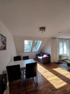 - un salon avec une table et un canapé dans l'établissement Apartments Harbour Apartments Höri 50m vom See am Yachthafen Moos bei Radolfzell, à Moos