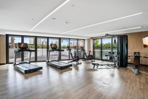 Jewel Beachfront Residences的健身中心和/或健身设施
