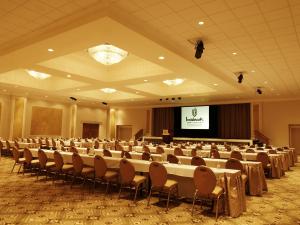 uma grande sala com mesas e cadeiras e um ecrã em Innisbrook Resort em Palm Harbor