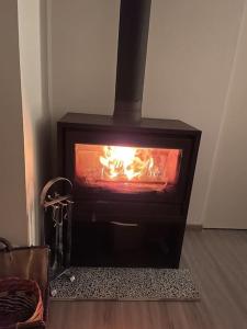 Maljoga de ProençaにあるCasa da Celesteの部屋内の暖炉