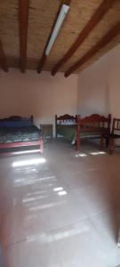 um quarto com duas camas e um tecto em El Shaddai em Tilcara