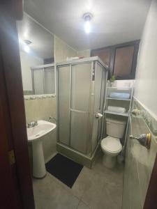 La salle de bains est pourvue d'une douche, de toilettes et d'un lavabo. dans l'établissement Hermosos Departamentos con Vista a los Nevados, à Riobamba