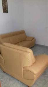 brązowa kanapa i krzesło w pokoju w obiekcie Apartamento T1 Mobilado com Wi-Fi w mieście Praia