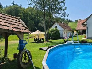 una piscina en un patio con una casa en ❤Einzigartiges HOF-AREAL Südsteiermark❤, en Sankt Nikolai im Sausal