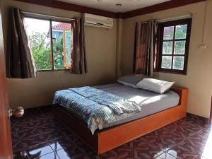 um quarto com uma cama num quarto com uma janela em Tommy Resort Koh Tao em Ko Tao
